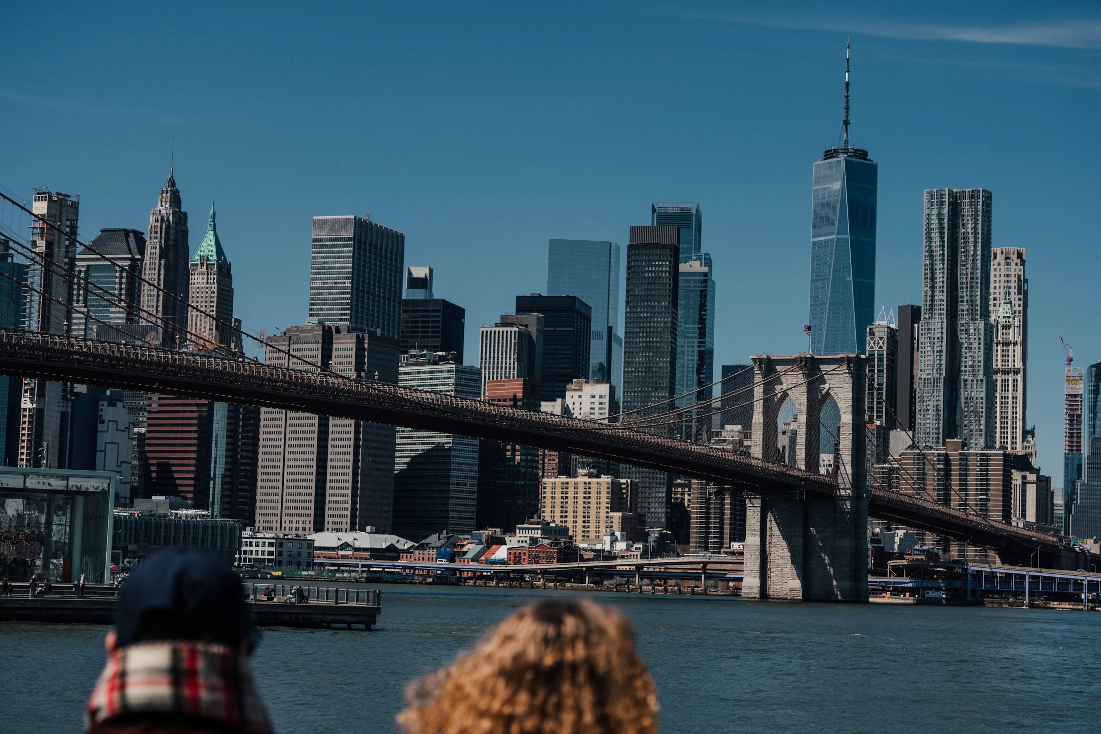 Le pont de Brooklyn et la skyline de Manhattan à New York